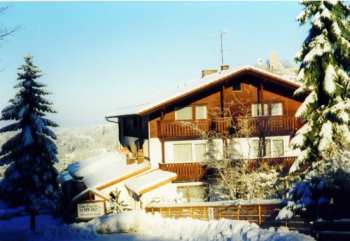 Winterurlaub in der Hotel Pension Cafe Schwarz - Hausansicht von hinten