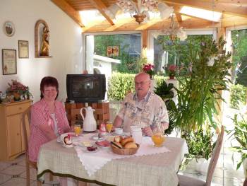 pension-semmelmann-fruehstuecksraum-zimmer-fruehstueck