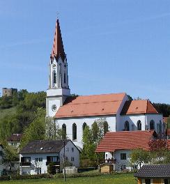 Zell: Kirche und links auf dem berg die Burgruine