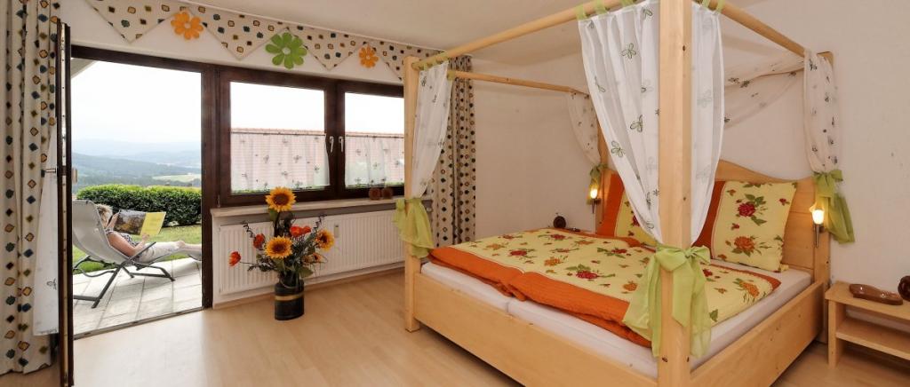 Panorama Ferienhaus in Kaikenried Bayerischer Wald Familien & Gruppenhaus Schlafzimmer mit Himmelbett
