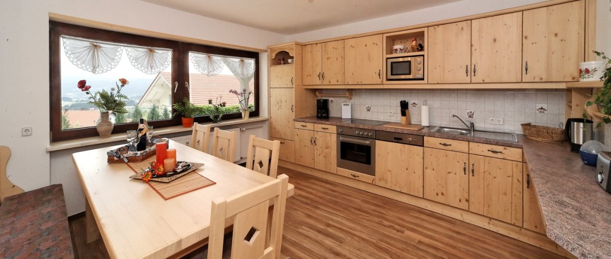 Familienurlaub im Ferienhaus Achatz Max in Kaikenried bei Teisnach und Bodenmais große Küche mit Holzmöbeln