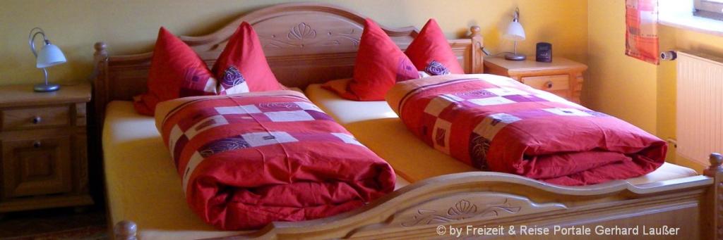 Schlafzimmer in der Ferienwohnung Ferienwohnung in Michelsneukirchen - Schöne Privat Unterkunft in Cham Zimmer