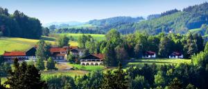 Read more about the article Gut Feuerschwendt – Reiterhotel & Hundehotel Bayerischer Wald