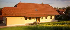 Mehr über den Artikel erfahren Private Ferienwohnung Fischer in Michelsneukirchen