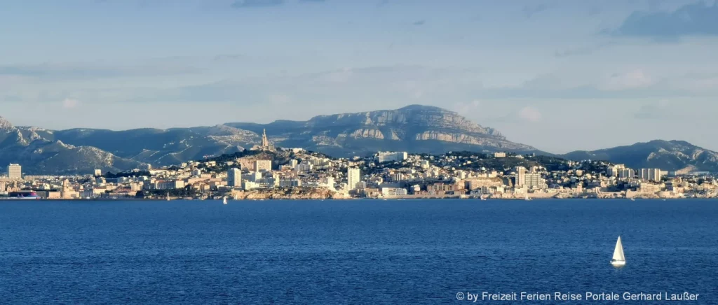 Frankreich Marseille Attraktionen Marien Wallfahrtskirche Notre Dame de la Garde Wahrzeichen