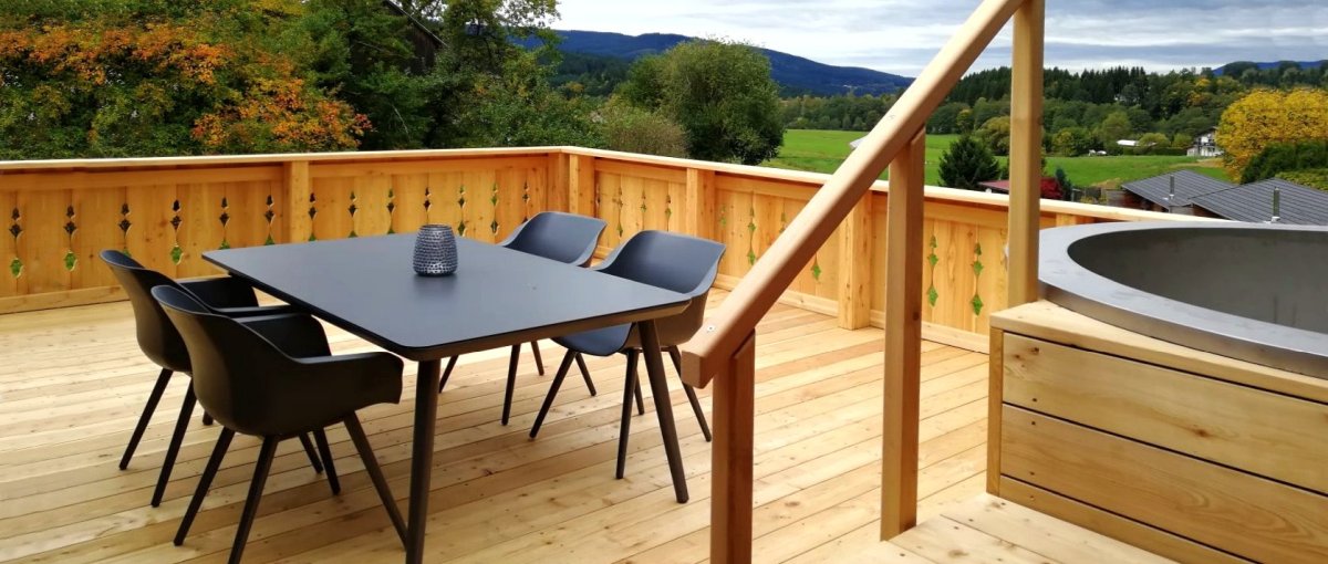 Luxus Chalets Köppl in Drachselsried Holz Ferienhäuser bei Bodenmais Terrasse