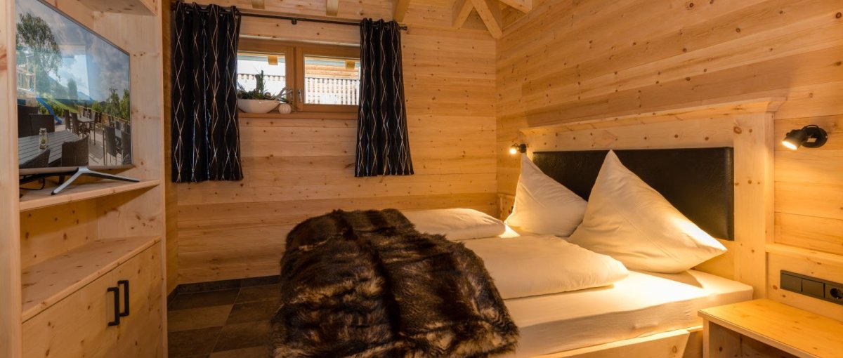 Exklusive Chalets mit Sauna und Kaminofen Hotel Köpplwirt in Unterried romantisches Schlafgemach