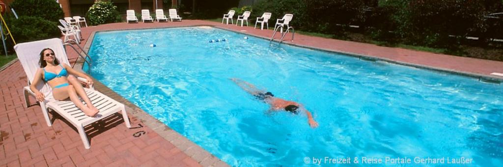 pension-mit-pool-schwimming-pool-gasthof-schwimmbad-whirlpool-hallenbad