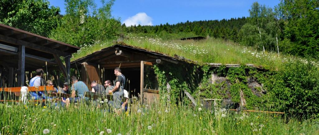 pröller-wilderer-erdhütte-location-zum-feiern-bayerischer-wald-abenteuerurlaub