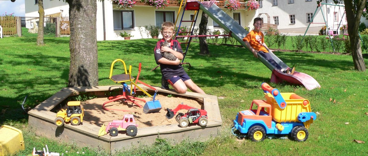 Kinderspielplatz am Bauernhof in Walderbach bei Roding in der Oberpfalz