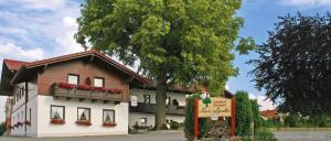 Mehr über den Artikel erfahren Gasthof mit Swimming Pool Gasthaus zur Linde in Atzenzell
