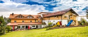 Read more about the article Hundehotel mit Agility Kursen, Hundepool und Wellness