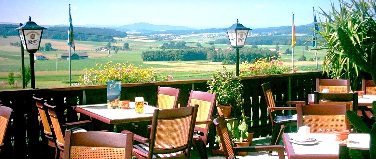 Urlaub im Landhotel Waldesruh in Ränkam Hotel bei Furth im Wald, Biergarten mit Aussicht