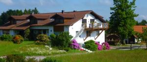 Mehr über den Artikel erfahren Ferienwohnung mit Streichelzoo in Bayern Familie Weber Höhhof