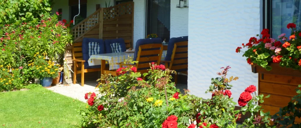 Ruhe genießen auf der Terrasse entspannter Familienurlaub in der Ferienwohnung mit Sonnenterrasse und Garten