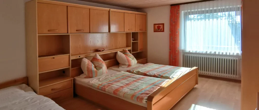 Schlafzimmer in der Ferienwohnung Ferienwohnung mit Streichelzoo bei Traitsching i.d. Oberpfalz